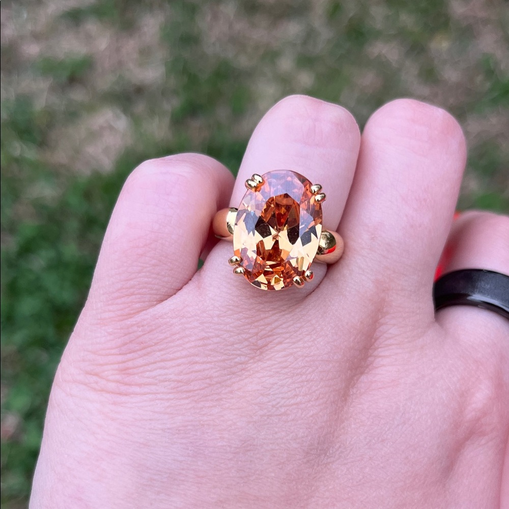 Elegant Gold and Orange Gemstone Ring